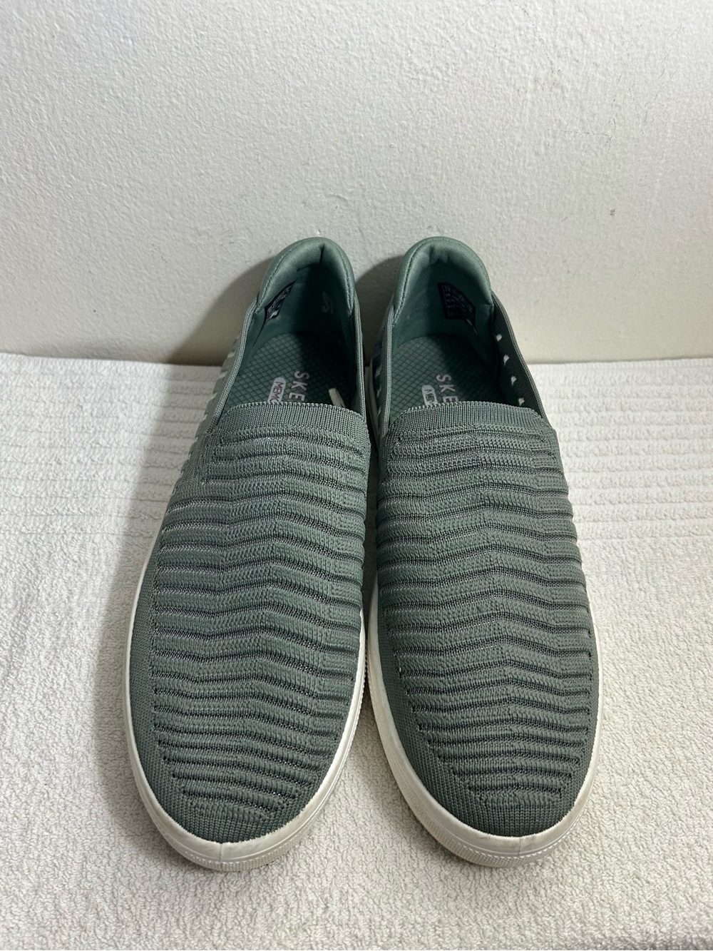 Skechers women’s Slip-On Knit Loafers in Green with White Sole Sz 7.5